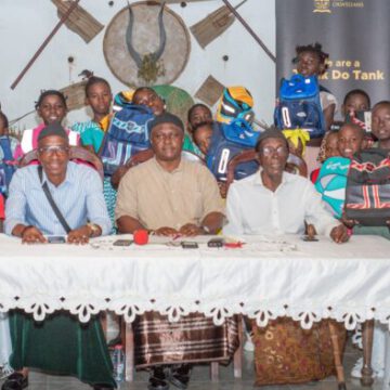 CAMEROUN-EDUCATION : THE OKWELIANS OFFRE DES FOURNITURES SCOLAIRES A 42 ÉLÈVES